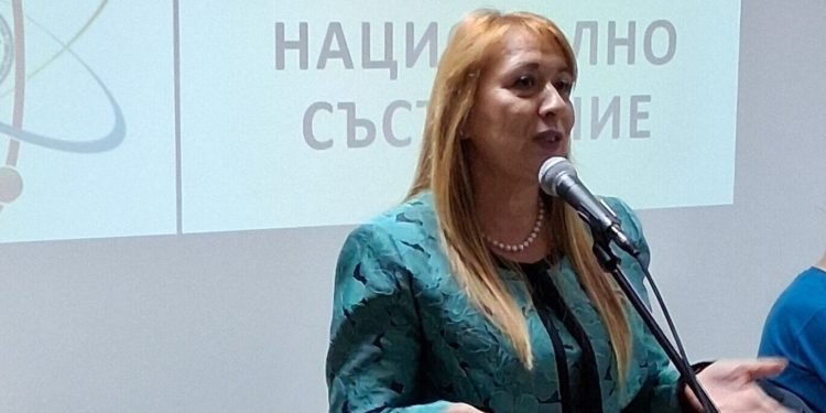 Рекорден брой участници - близо 550 ученици, се включват в Есенното национално състезание по физика В Националната природо-математическа гимназия в столицата, което е открито от началника на Регионалното управление на образованието в София-град, д-р Елеонора Лилова