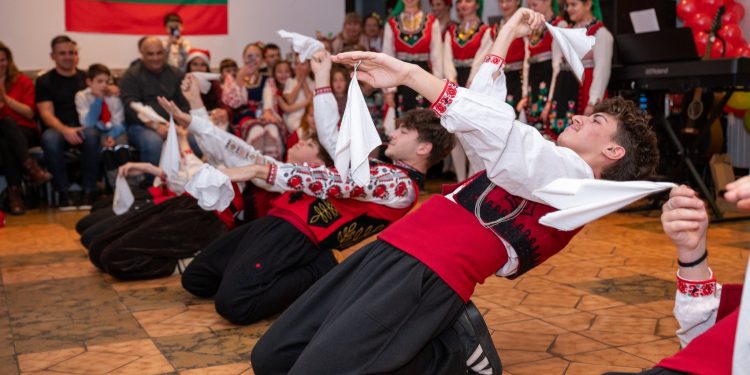 БУ „Дора Габе“ в Мюнхен с благотворителна инициатива „Лична коледна кутия“