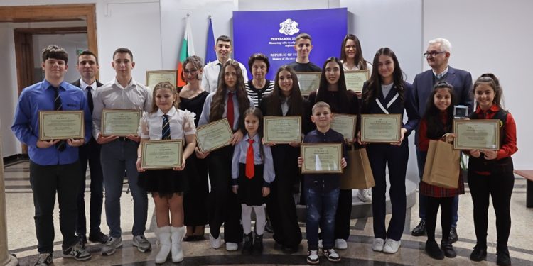 Призьорите във Фотоконкурса на „Аз-буки“ получиха своите отличия в МОН