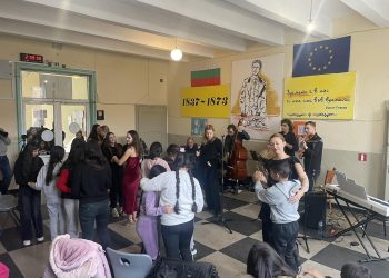 Децата от ОУ „Васил Левски“, с. Новачене пяха и танцуваха заедно със Стунджи и група Tango Cats