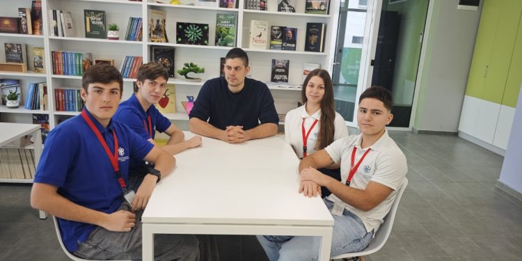 Екип на „Аз-буки“ се срещна с ученици в ПГ по компютърно програмиране и иновации в Бургас