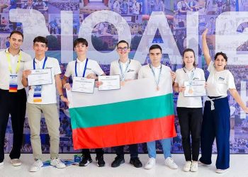 Ръководителите на националния отбор по изкуствен интелект ас. Мелания Бербатова и Йоан Саламбашев влагат ентусиазъм и усилия, за да подготвят учениците по най-добрия начин