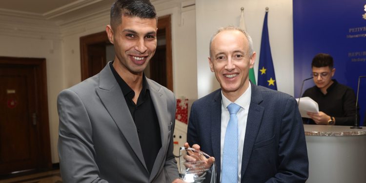 Образователният медиатор Ангел Илиев вярва, че независимо от произхода си, човек може да постигне всичко, за което мечтае